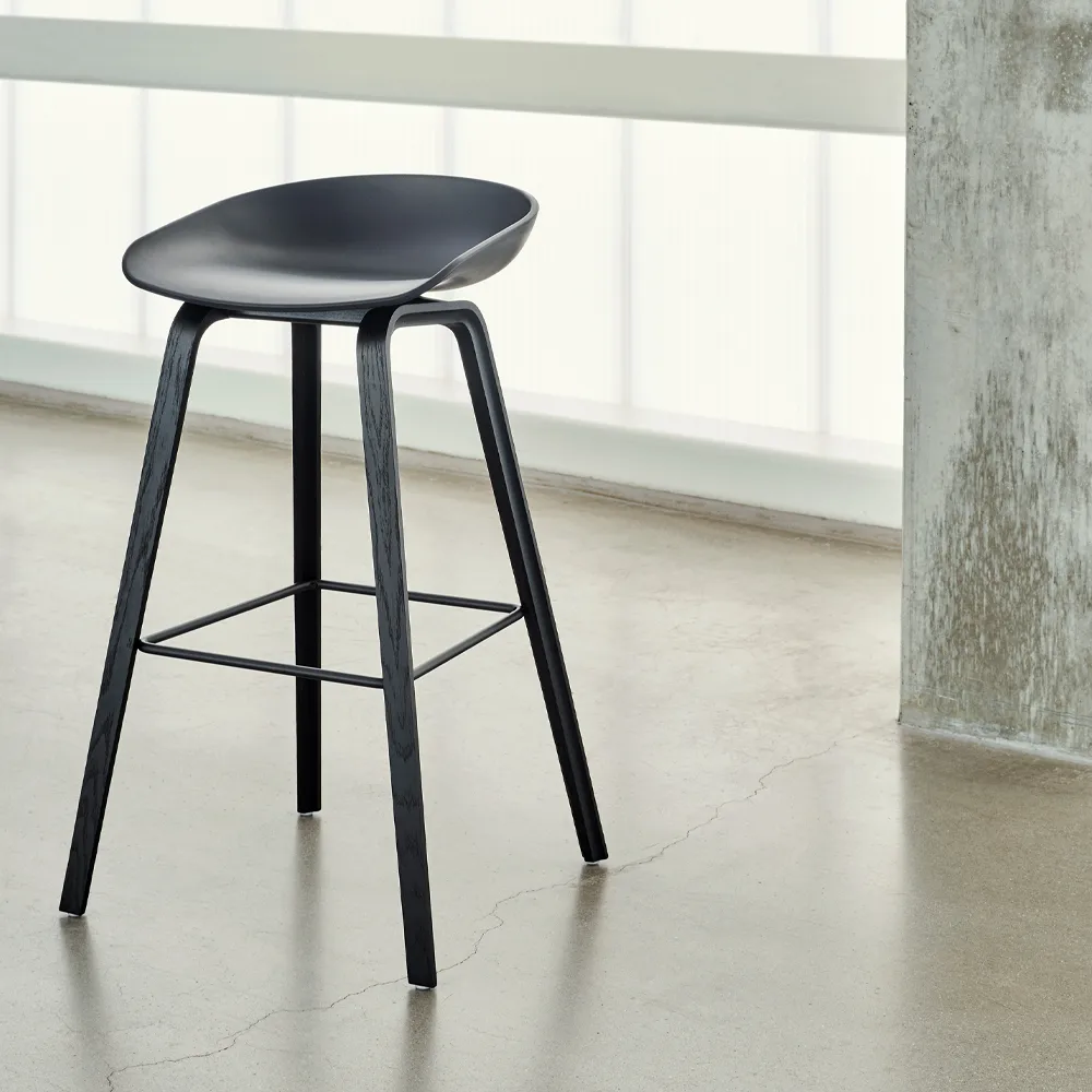 About a Stool 32 Low barstol, Concretegrey-svart stöd o stativ HAY