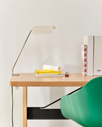 Apex Clip skrivbordslampa - Oyster white - HAY