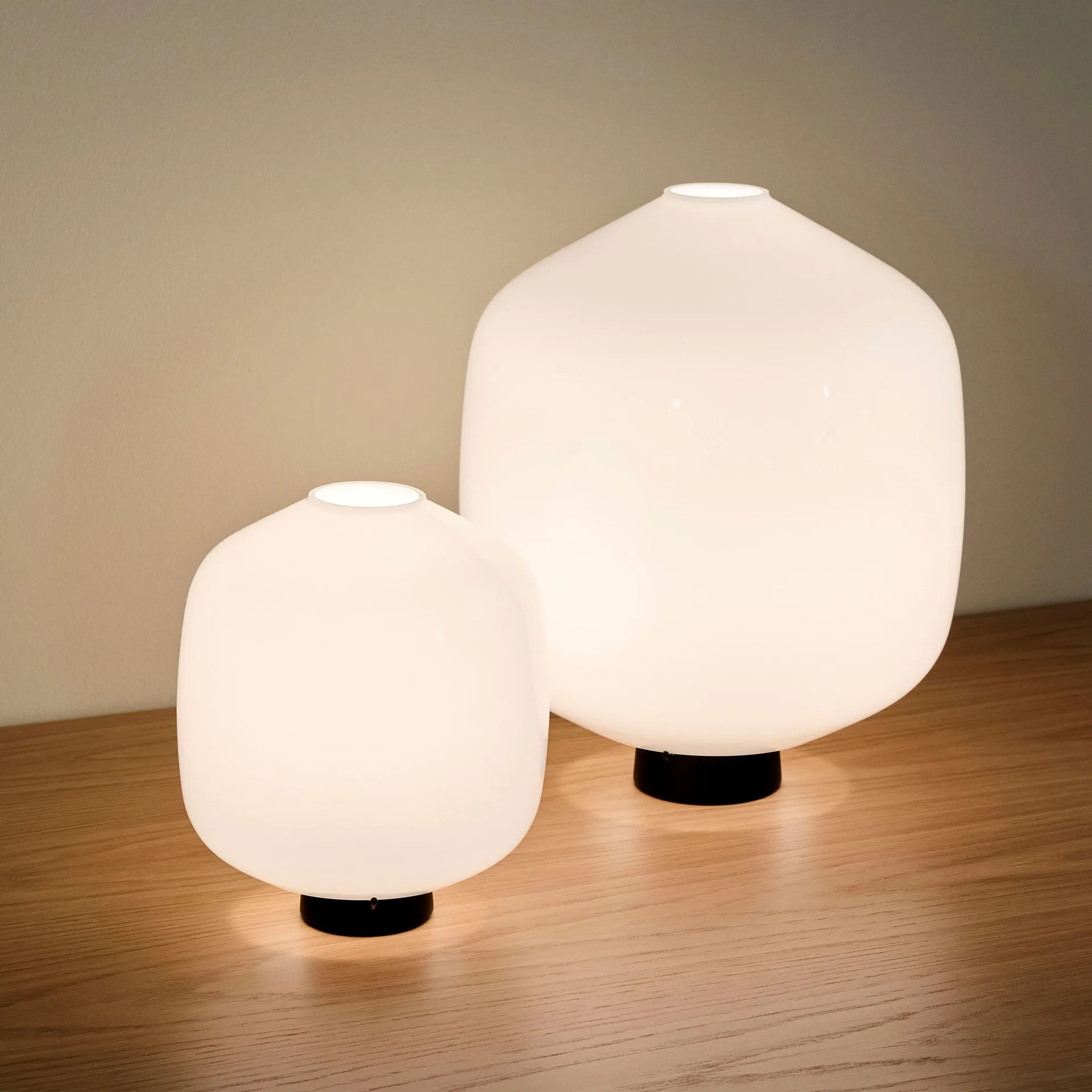 Buoy bordslampa Ø30 cm, Opal glass-soft black HAY