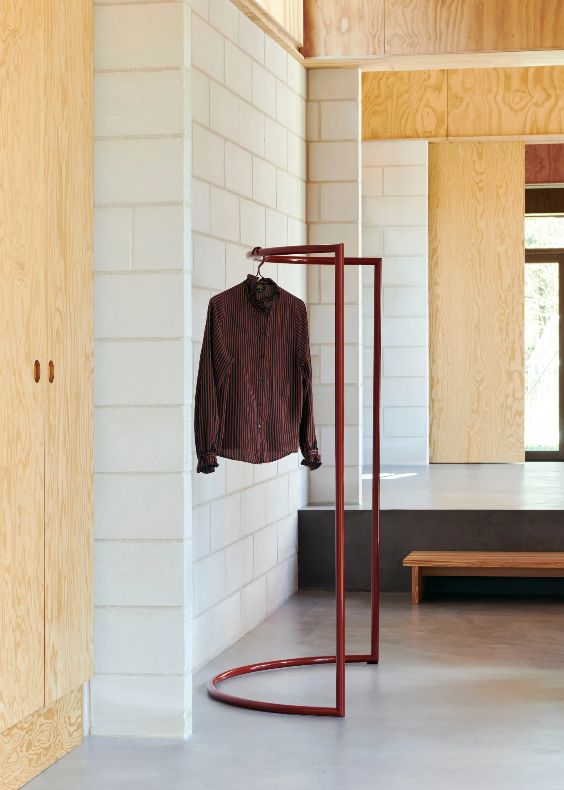 Colour Rack c-shape klädhängare 112x150 cm, Maroon red HAY