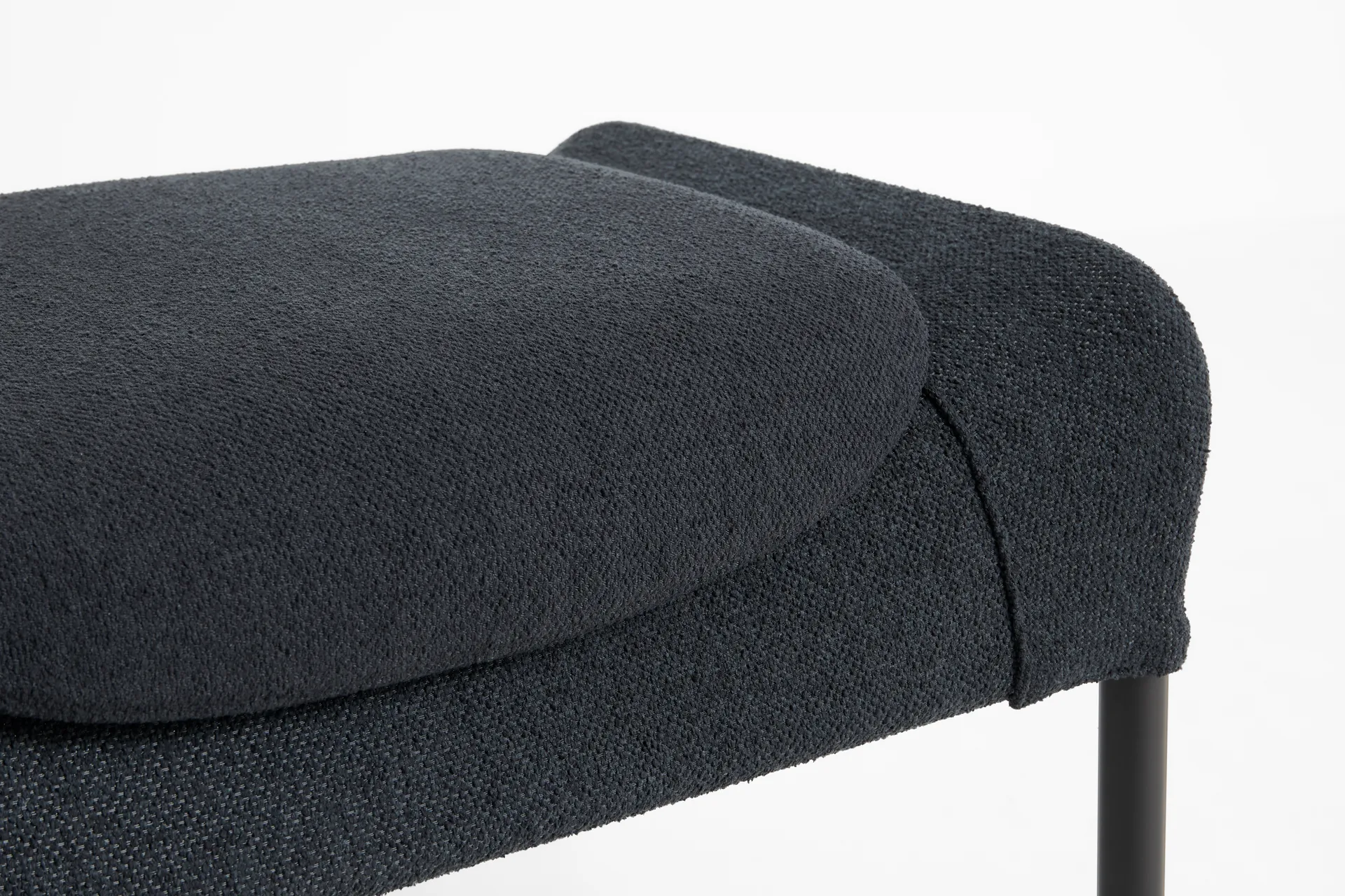 O2 Ottoman fotpall, Soft black-svartlackerad stål HAY