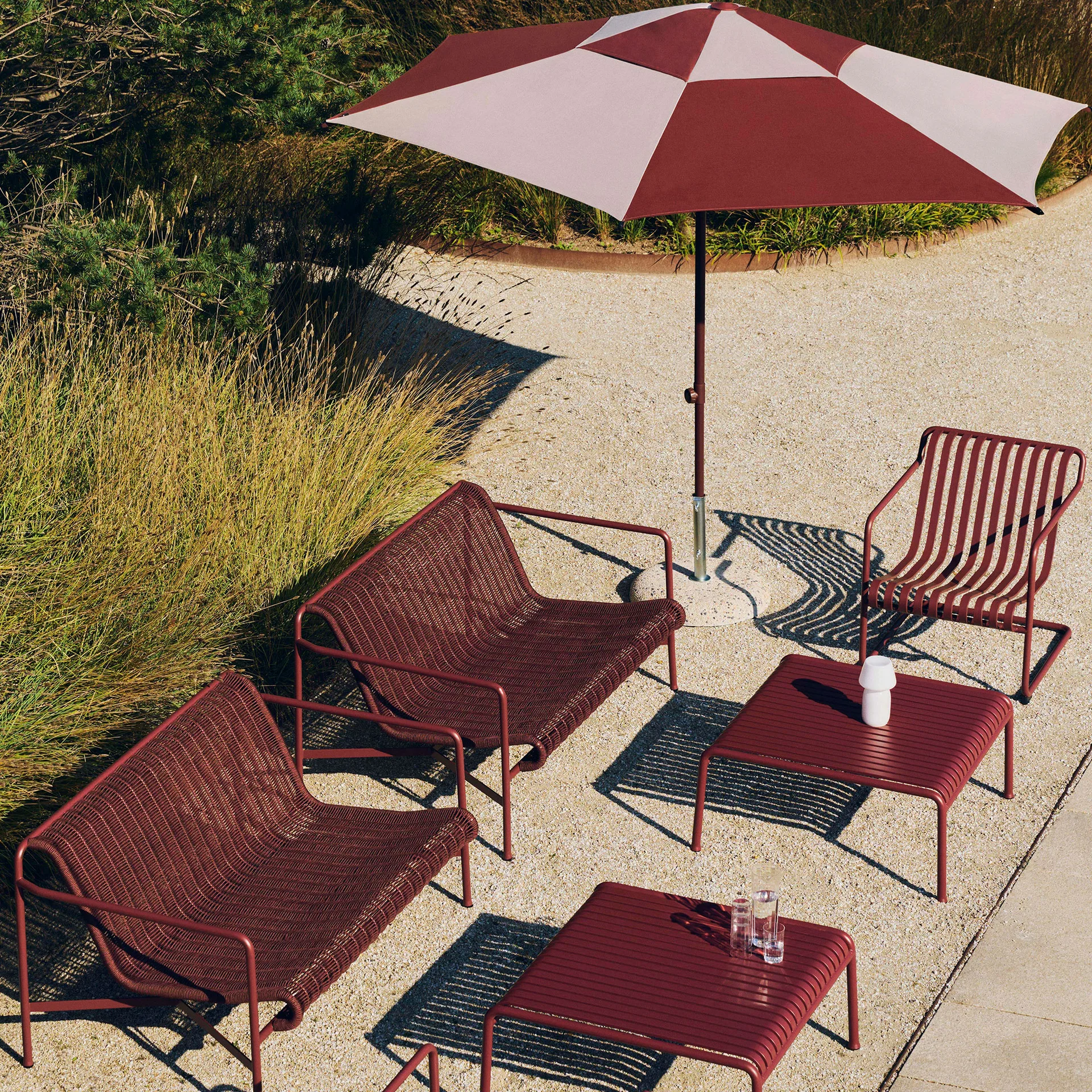 Palissade Cantilever Low loungefåtölj, Iron red HAY