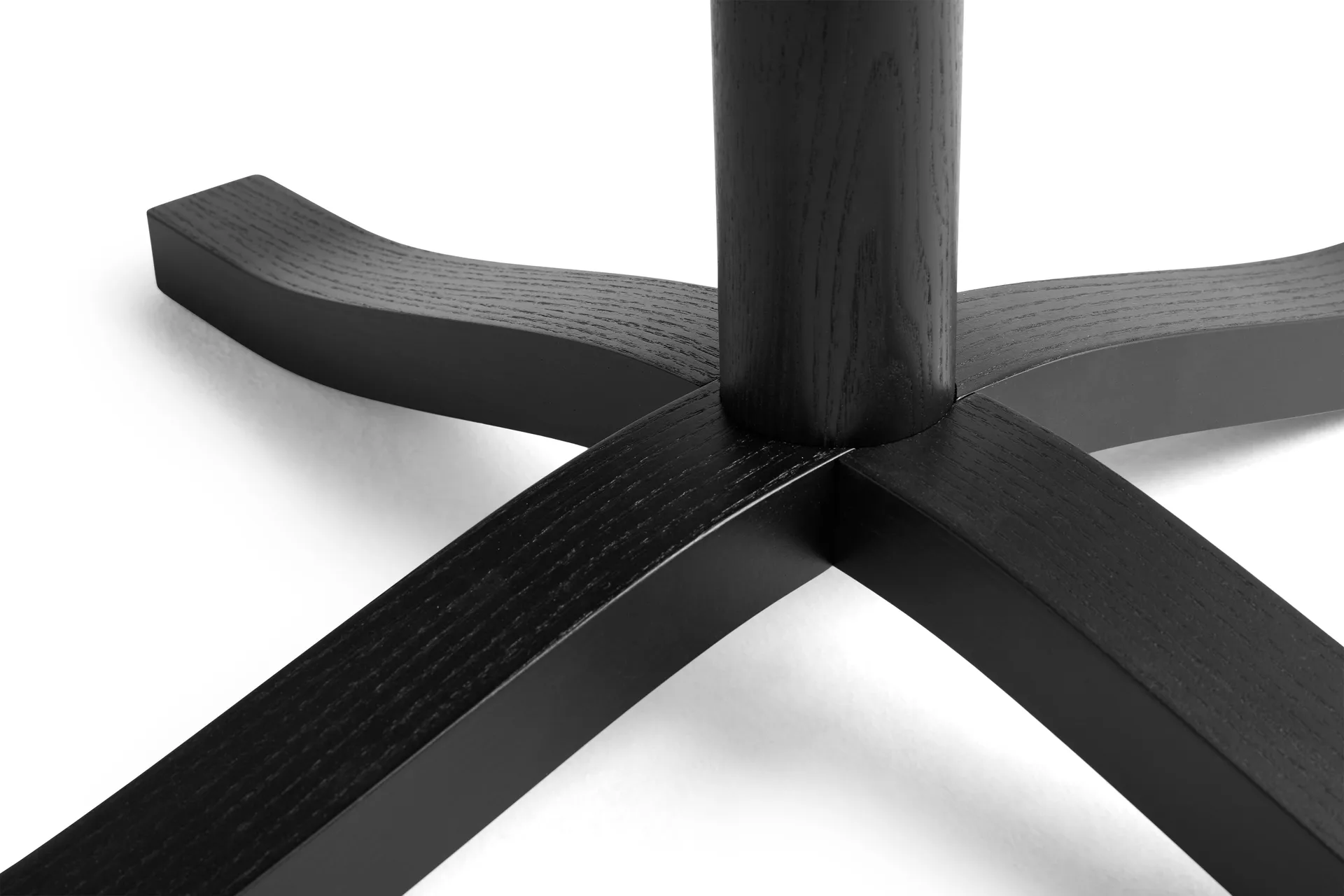 Pastis Table matbord Ø90, Black lacquered ash HAY