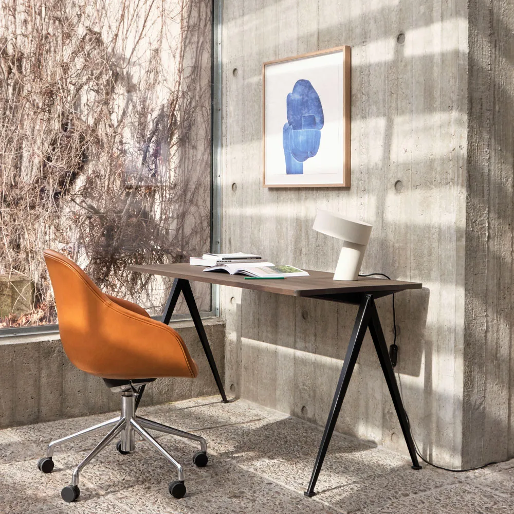 Pyramid 01 skrivbord, Oak matt lacqured-140x75cm-beige stålstativ HAY