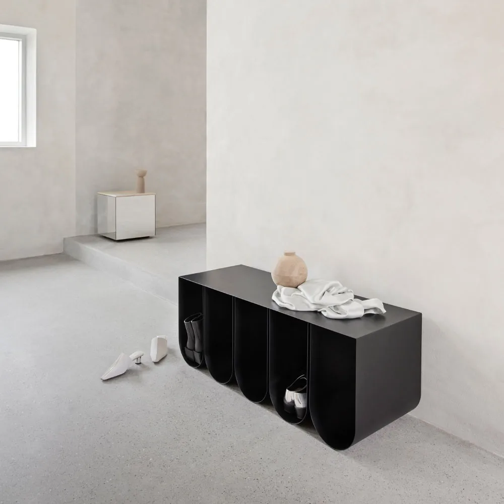 Curved bänk, Black Kristina Dam Studio
