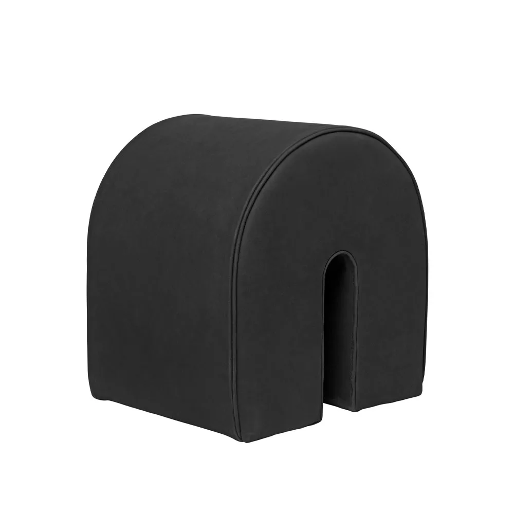 Curved sittpuff, Läder black Kristina Dam Studio