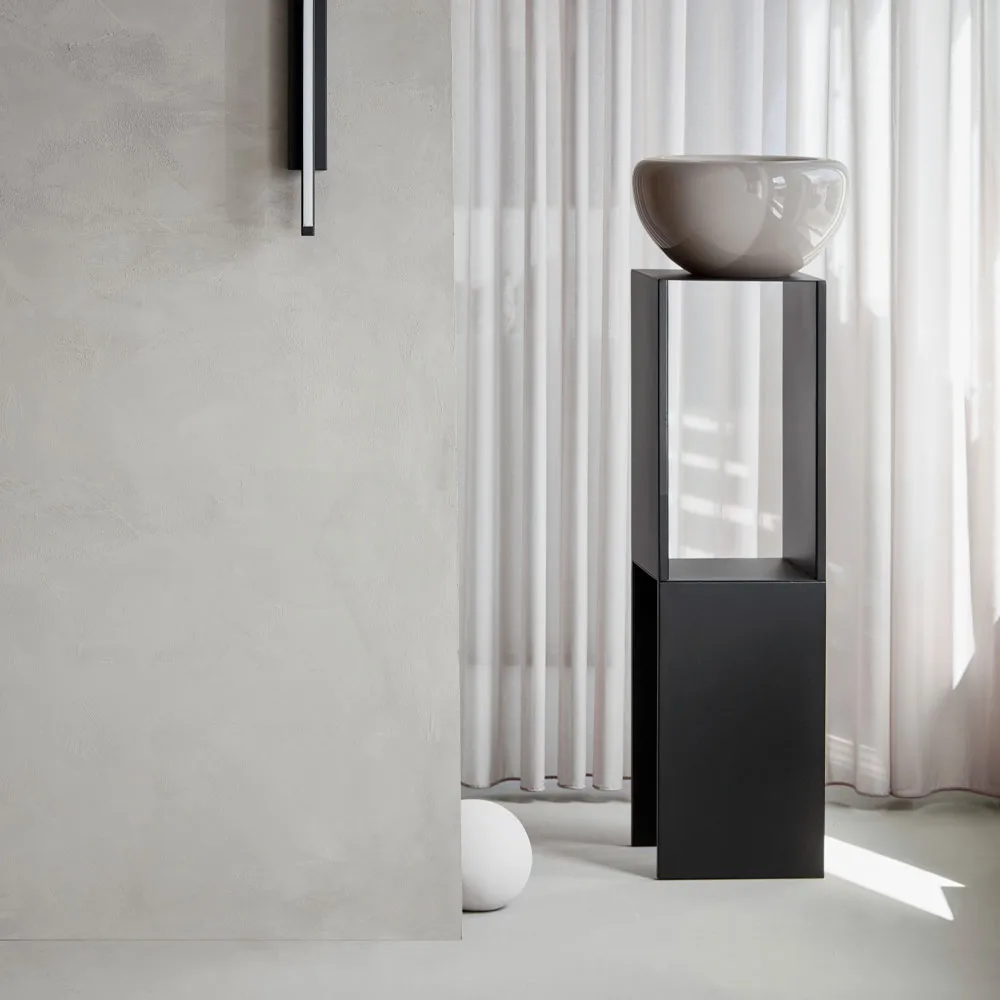 Pedestal sidobord, Black Kristina Dam Studio