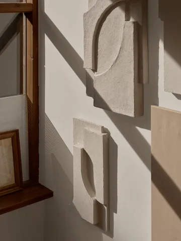 Serif Relief väggdekoration S - Off white - Kristina Dam Studio