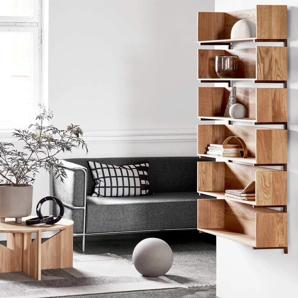 Stack vägghylla, oak, konsoler i mörkt oljad valnöt Kristina Dam Studio