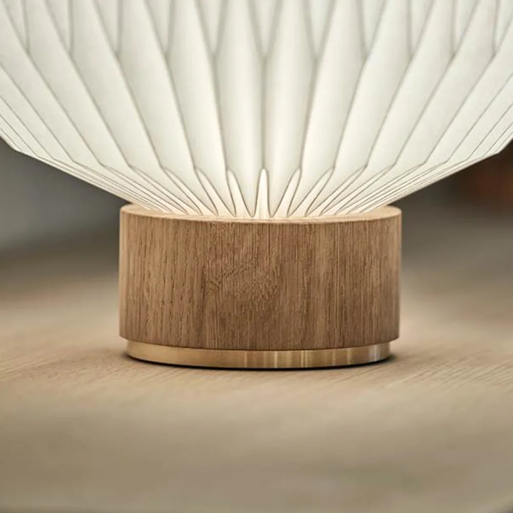 375 bordslampa, vit, small-plastskärm, lampfot i ek Le Klint