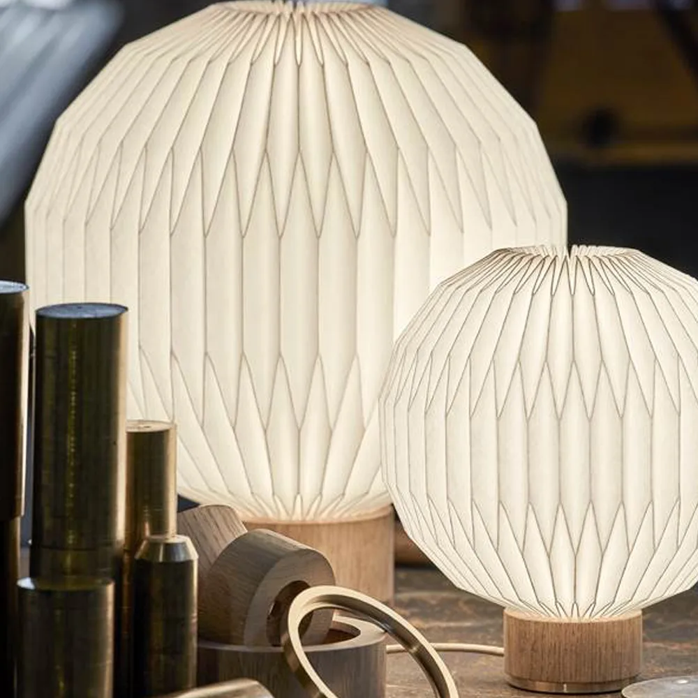 375 bordslampa, vit, x-small- plastskärm, lampfot i ek Le Klint
