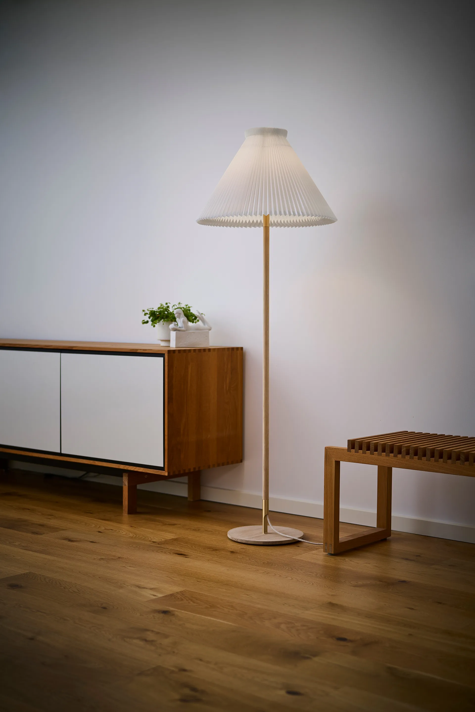 LK80 golvlampa 160 cm, Light oak-brass Le Klint