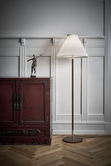 LK80 golvlampa 160 cm - Smoked oak-brass - Le Klint