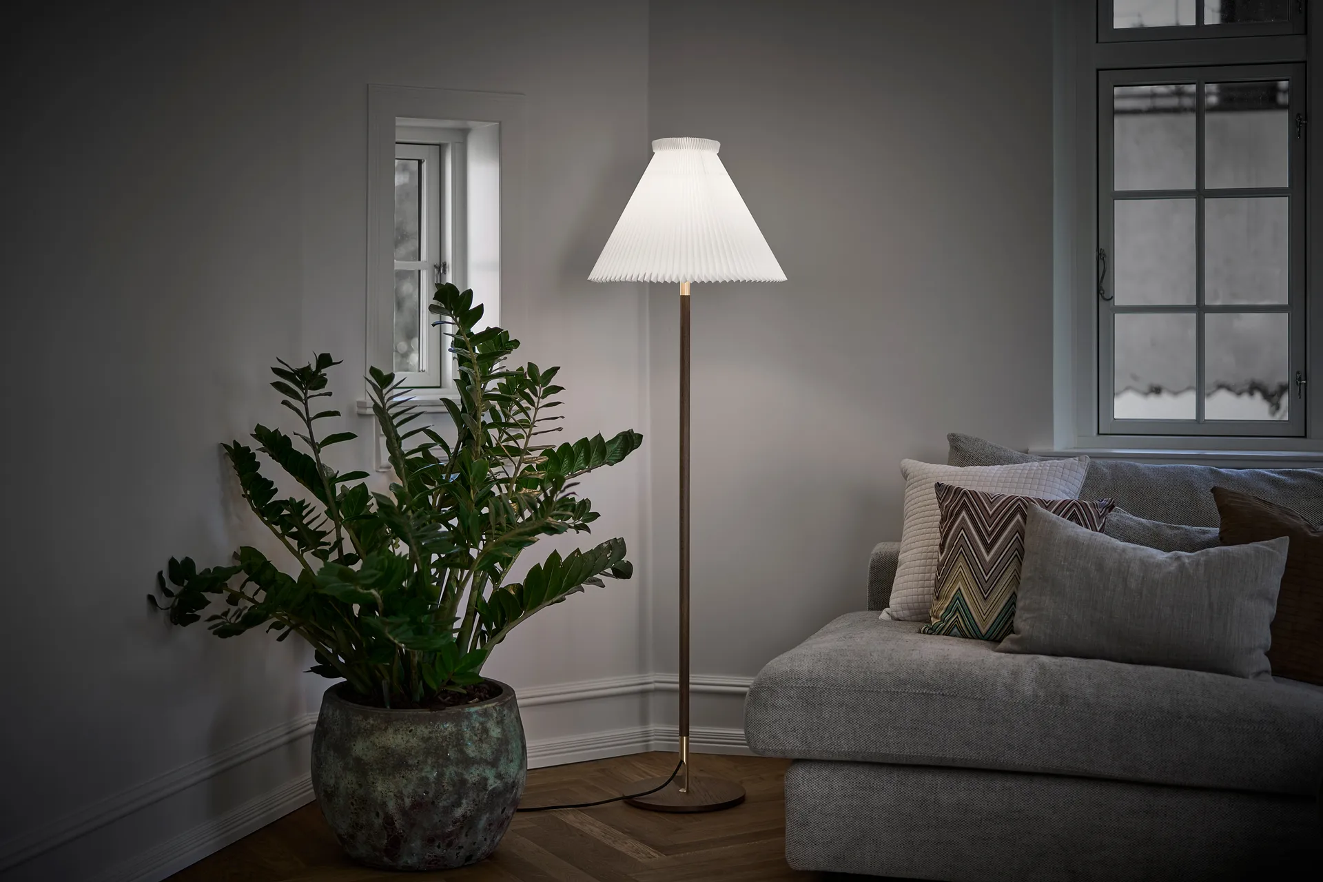 LK80 golvlampa 160 cm, Smoked oak-brass Le Klint