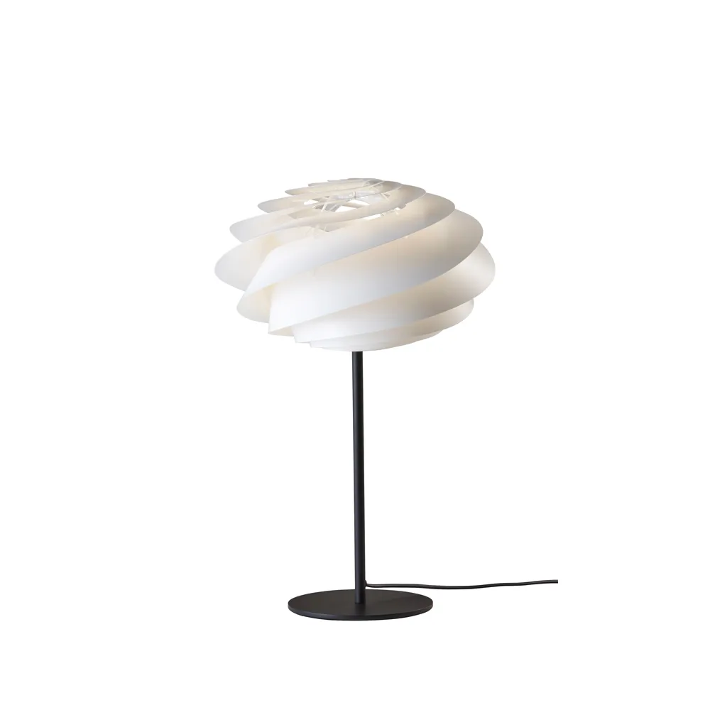 Swirl bordslampa, vit, svart stativ Le Klint