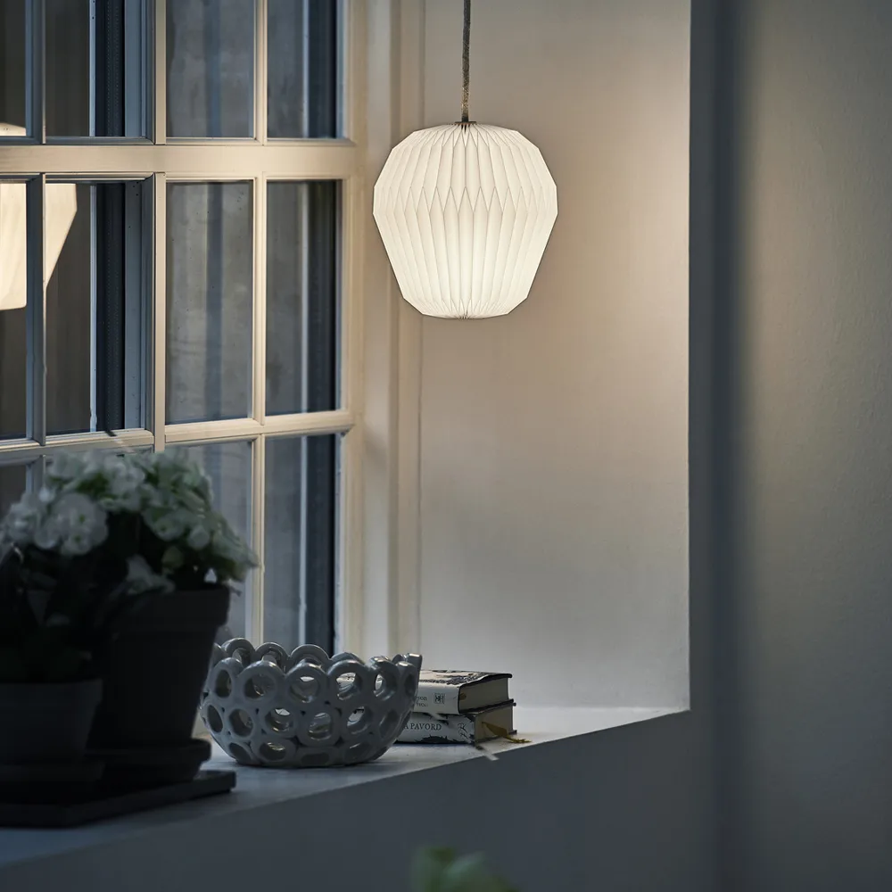 The Bouquet 1 pendel, vit, xl, skärm i plast Le Klint