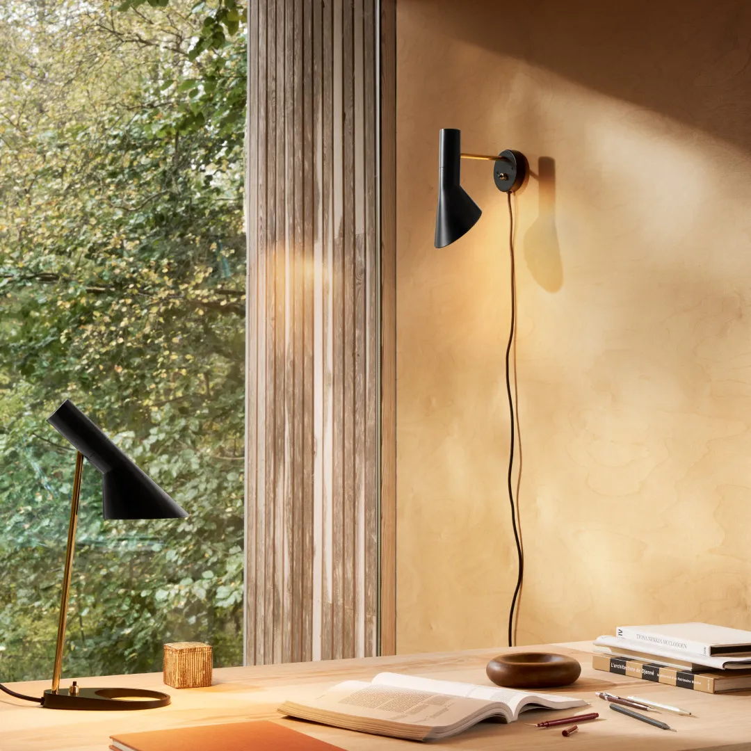 AJ vägglampa, Brass-black Louis Poulsen