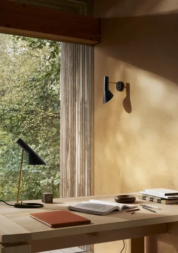 AJ vägglampa fast installation - Brass-black - Louis Poulsen