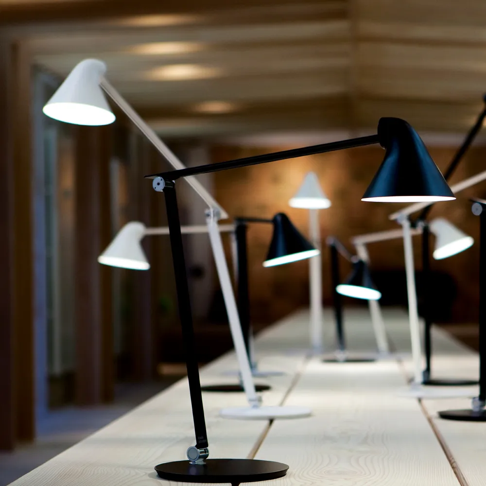 NJP skrivbordslampa, Ljusgrå, fotplatta, 3000k Louis Poulsen