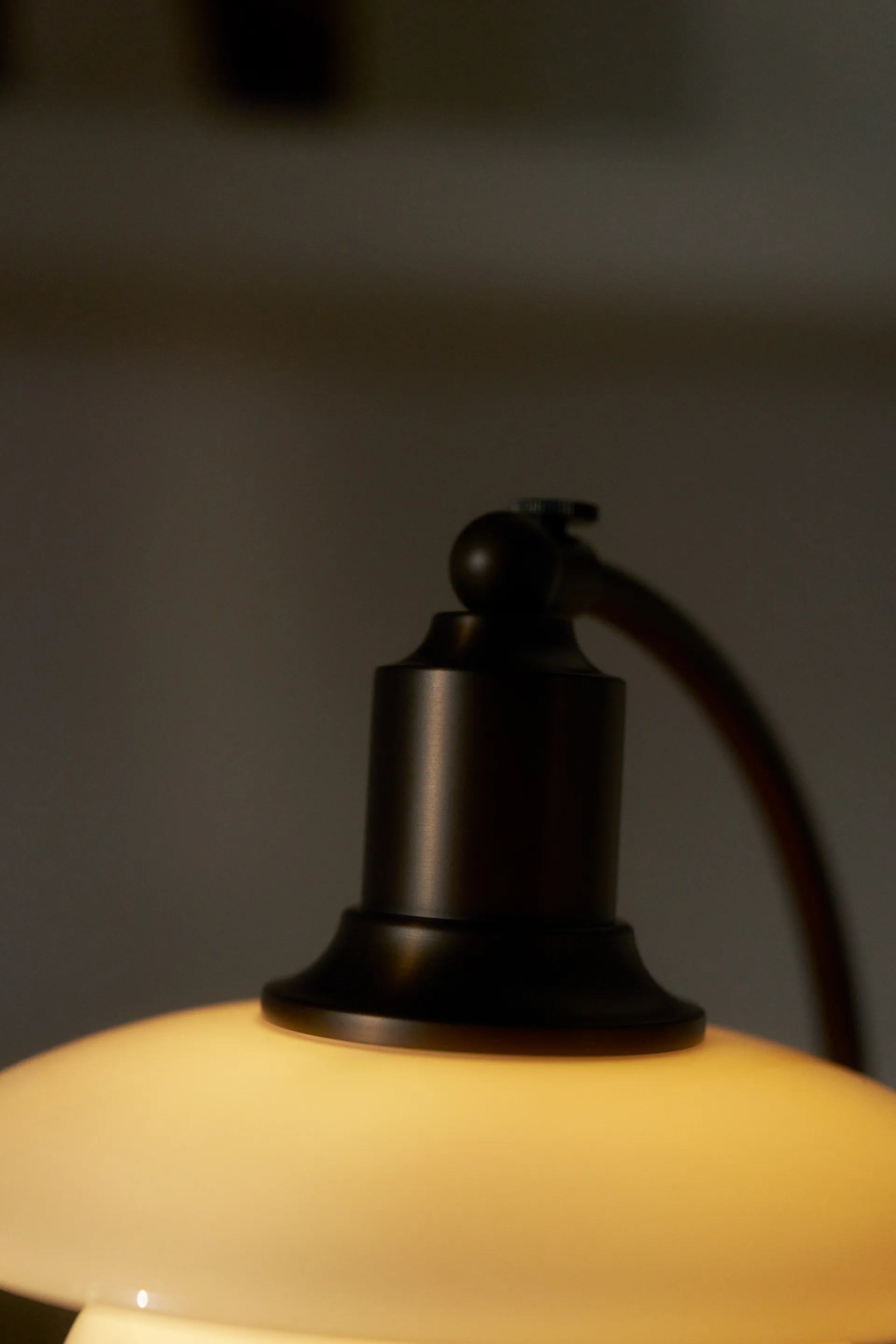 PH 2/2 Luna bordslampa, Aged brass-opalglas Louis Poulsen