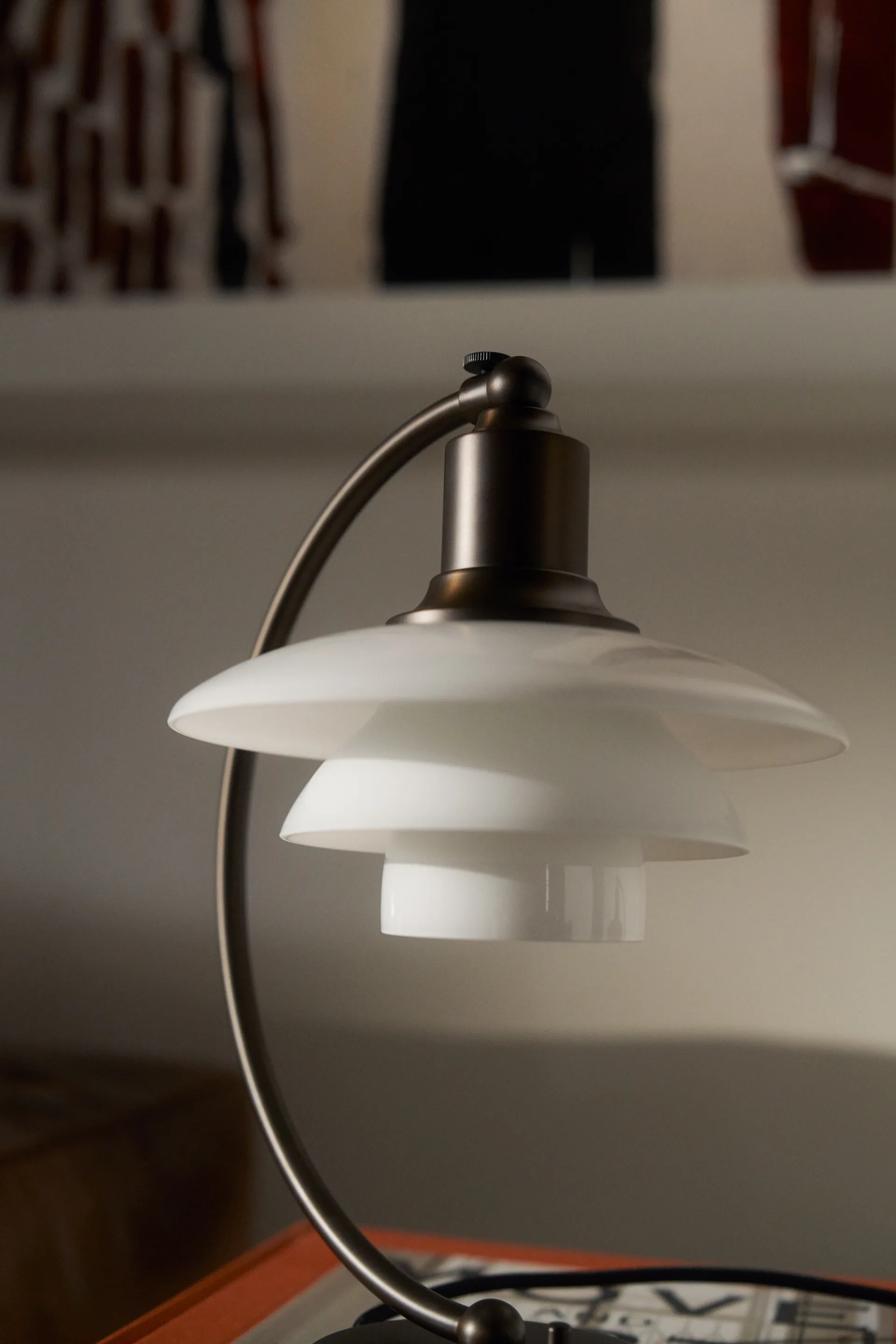 PH 2/2 Luna bordslampa, Aged brass-opalglas Louis Poulsen