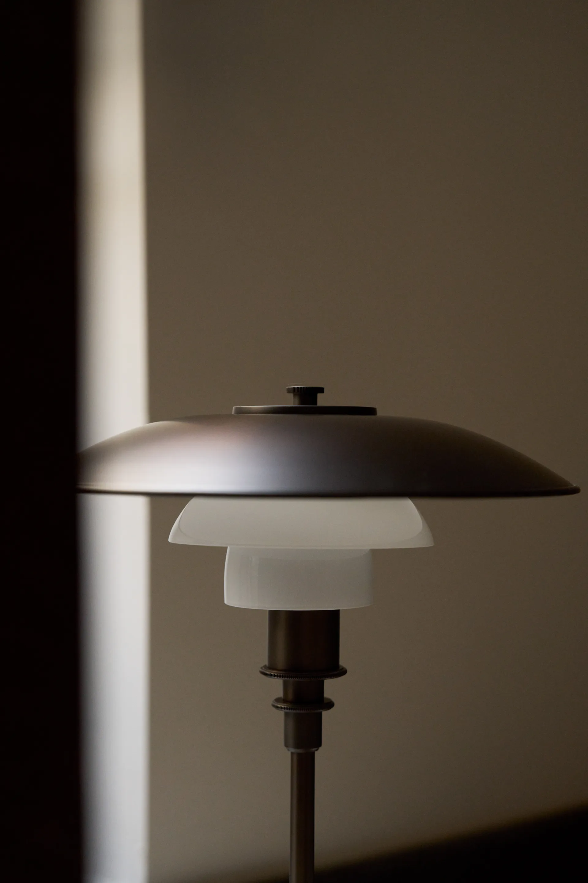 PH 3/2 Luna bordslampa, Aged brass-opalglas Louis Poulsen