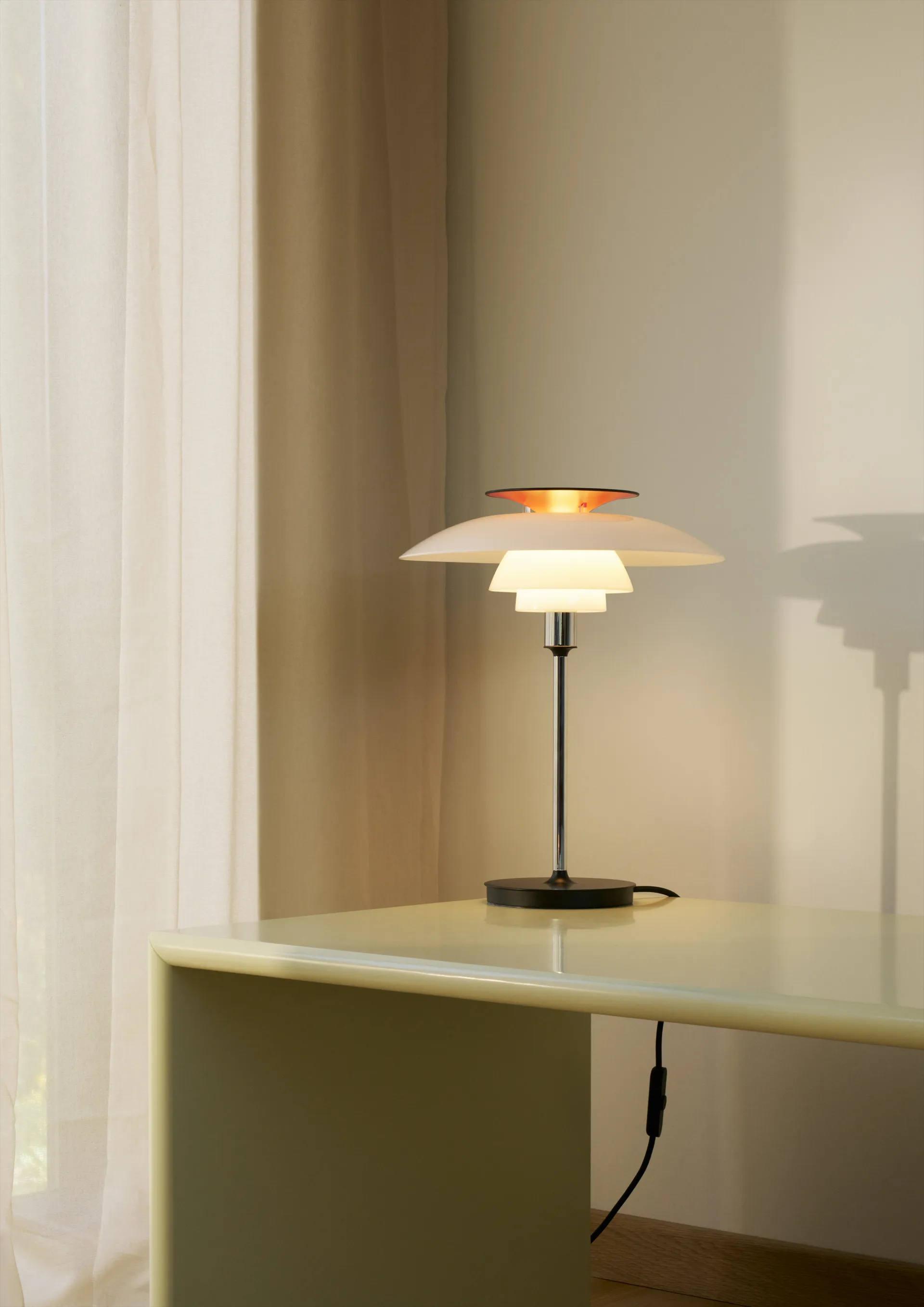 PH 80 bordslampa, Vit opal, krompläterad Louis Poulsen