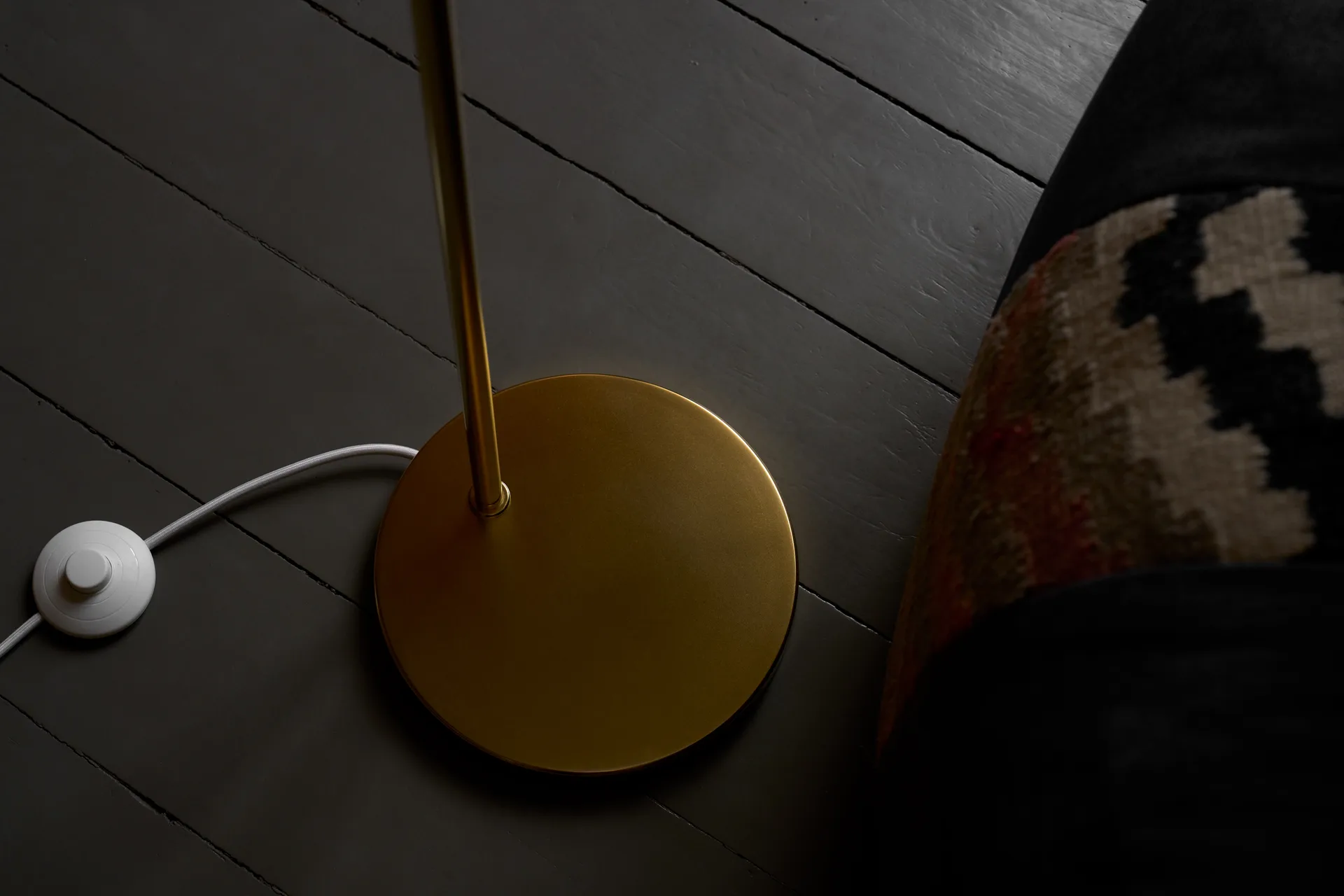 VL Ring Crown golvlampa, Mässing-opalglas Louis Poulsen