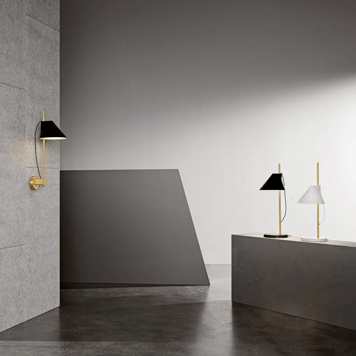 Yuh bordslampa, Svart-mässing Louis Poulsen
