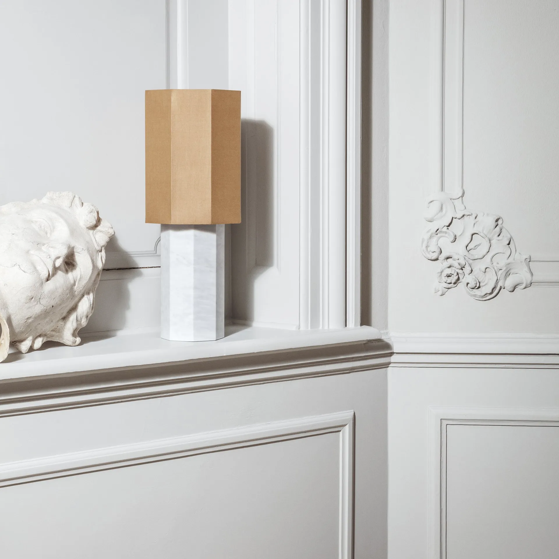 The eight over eight lampfot, Vit marmor Louise Roe