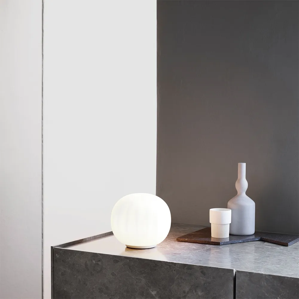 Lita bordslampa, ø18 cm, vit sockel Luceplan