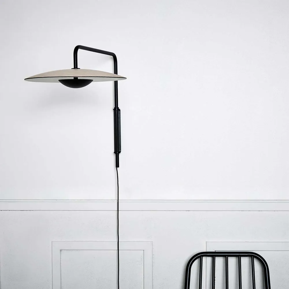Ginger A vägglampa, wenge, svart stålstativ Marset