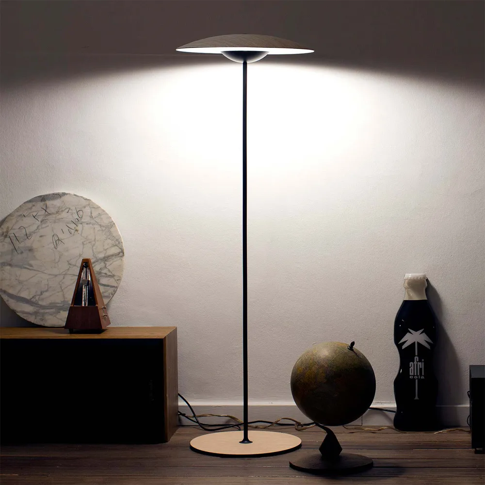 Ginger P golvlampa, ek, svart stålstativ Marset