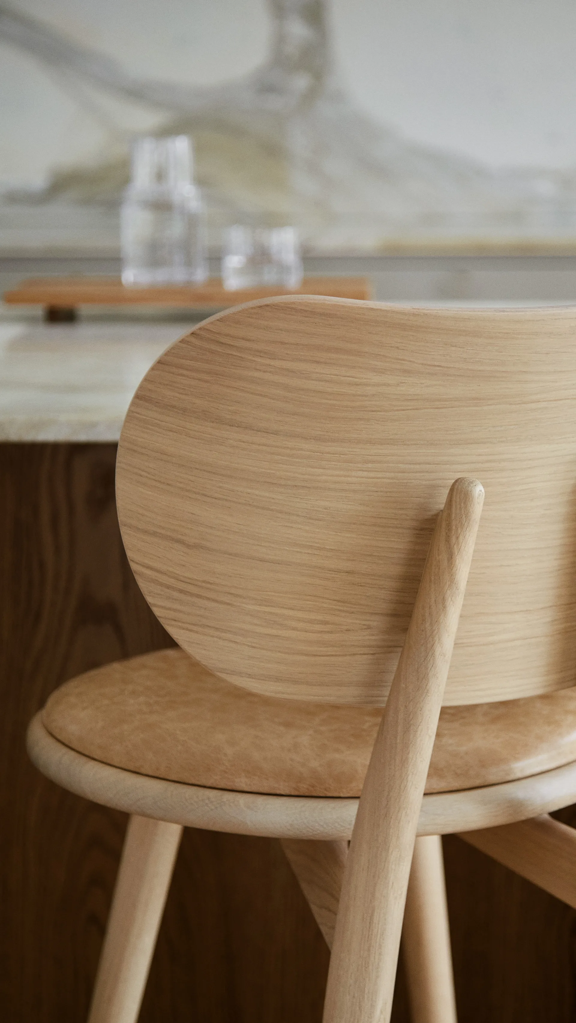 Mater High Stool Backrest barstol låg, läder natural, mattlackat ekstativ Mater