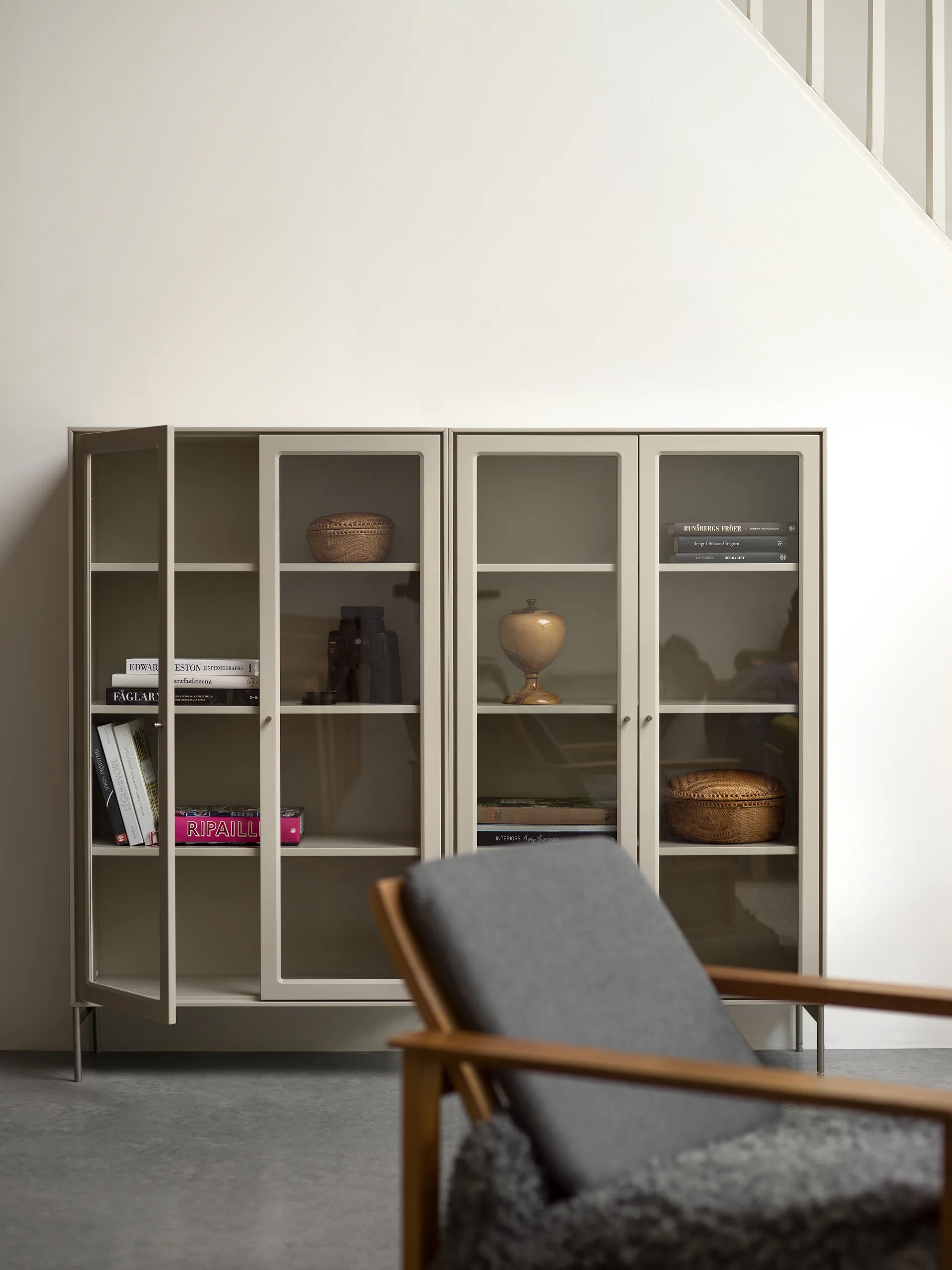 Volt vitrinskåp 130 cm beige, Detaljer i rostfritt stål Mavis