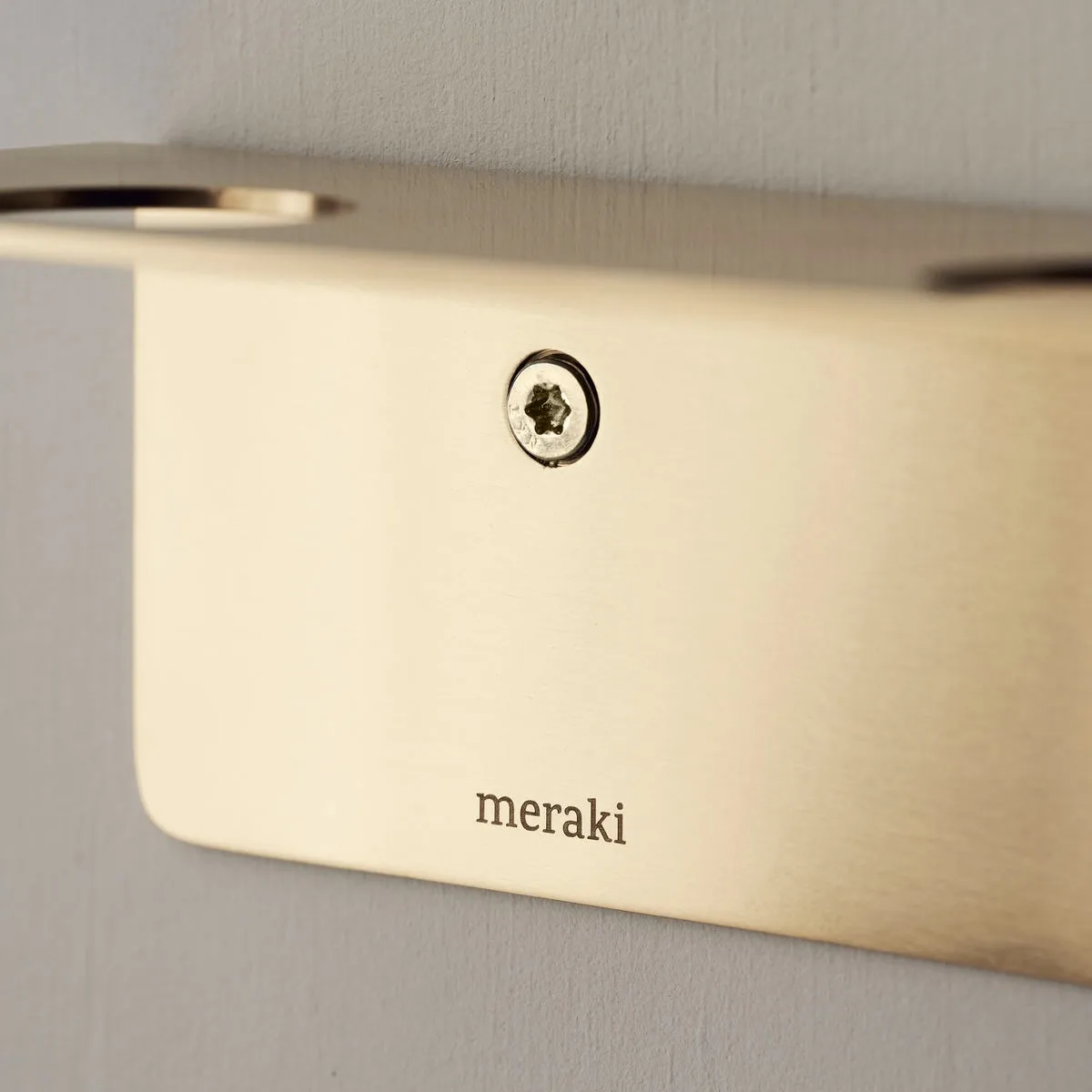 Meraki hylla med flaskhängare och krok, Borstad mässingsfinish Meraki