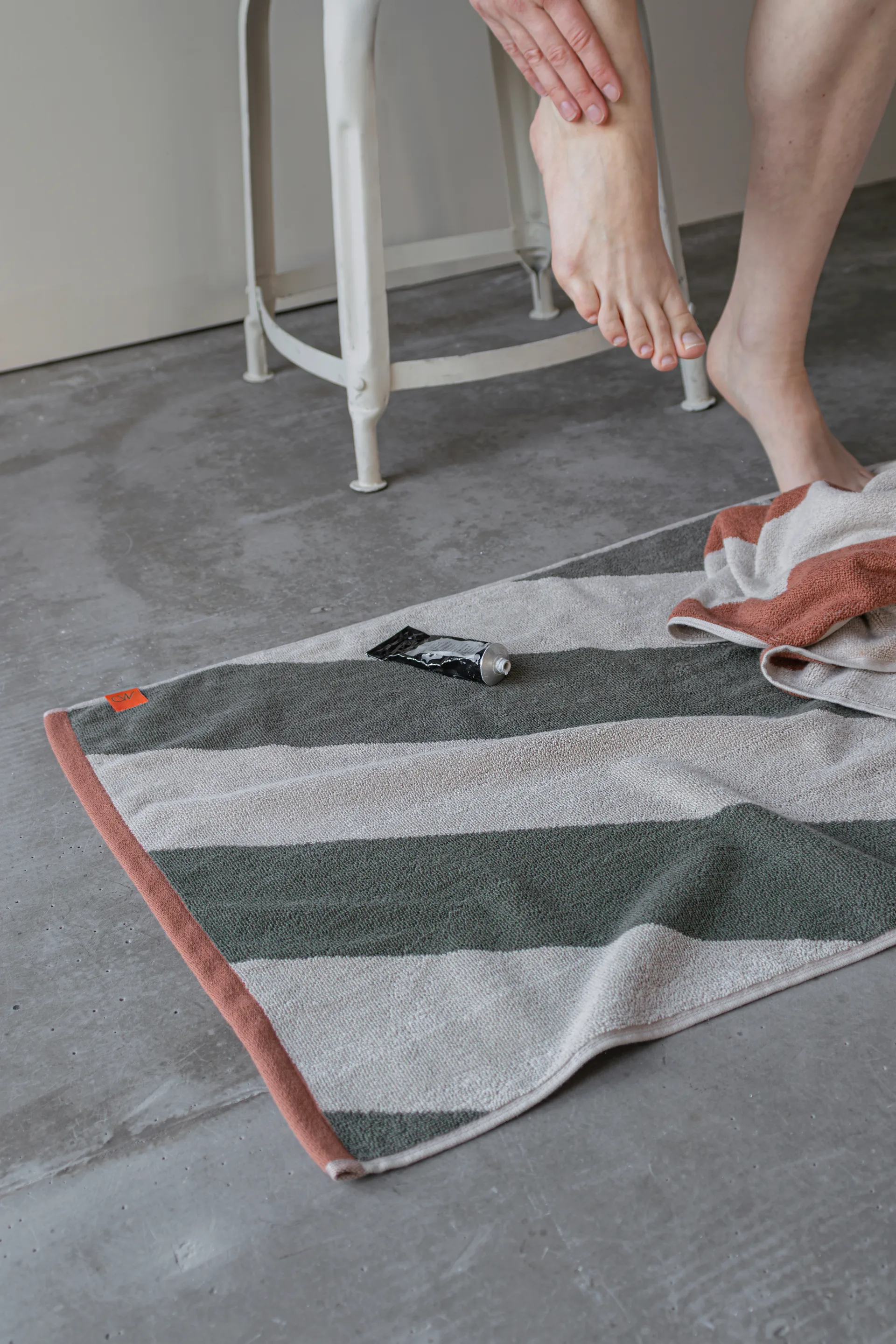 Diagonal badrumsmatta 50x80 cm, Dark olive Mette Ditmer