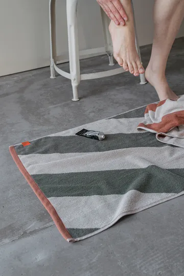 Diagonal badrumsmatta 50x80 cm - Dark olive - Mette Ditmer
