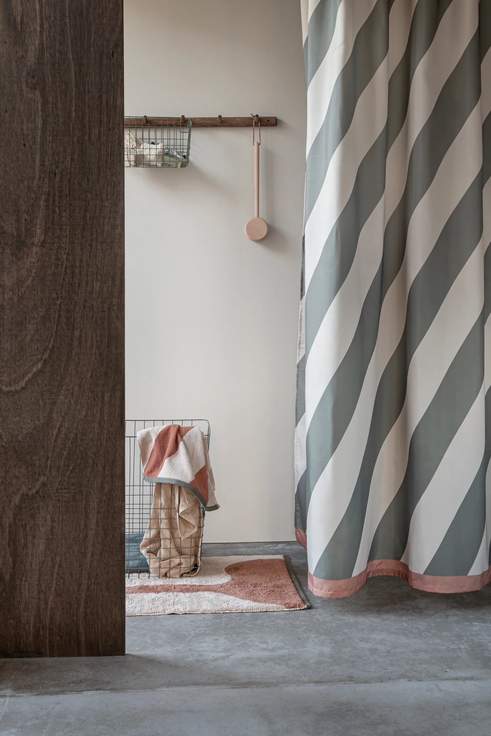 Diagonal duschdraperi 150x200 cm, Dark olive Mette Ditmer