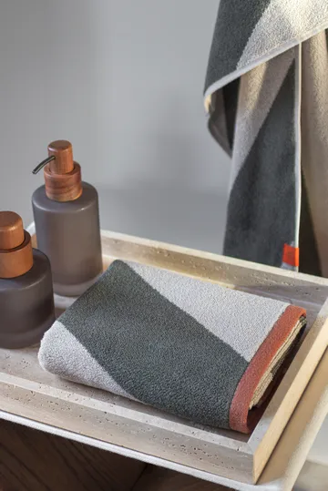 Diagonal handduk - Dark olive, 50x90 cm - Mette Ditmer