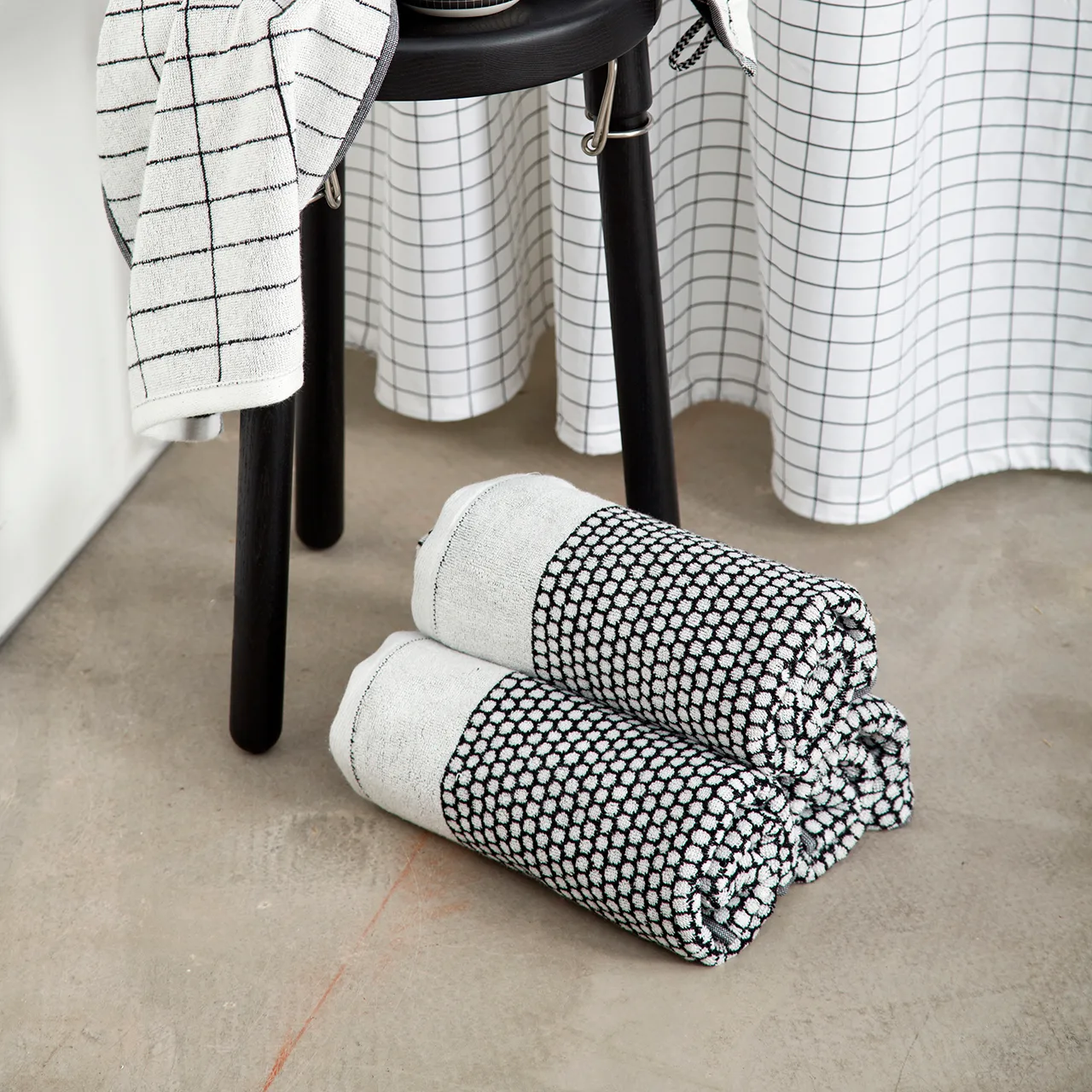 Grid handduk 50x100 cm, Svart-off white Mette Ditmer