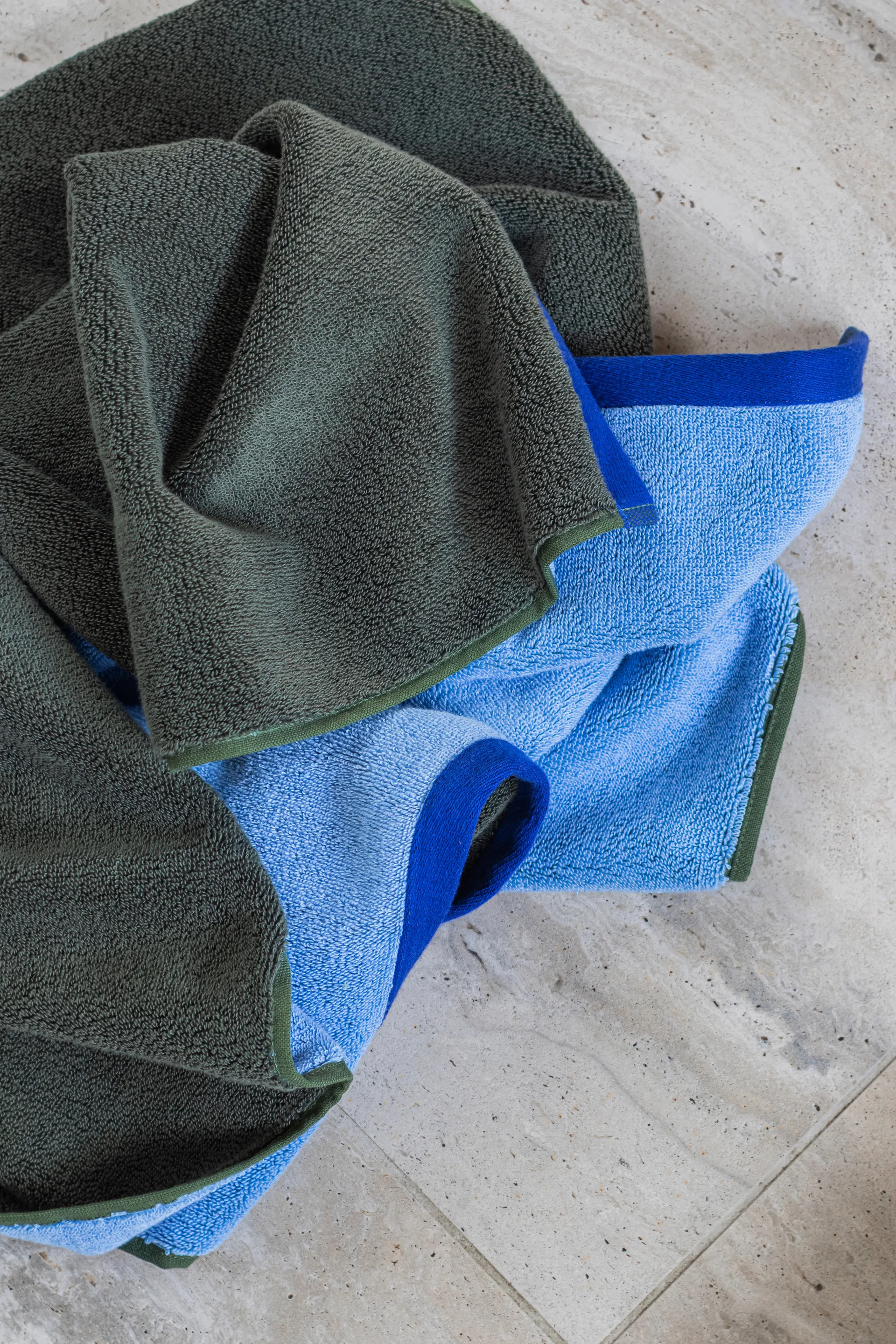 Soft badhandduk 70x133 cm, Dark olive-light blue Mette Ditmer