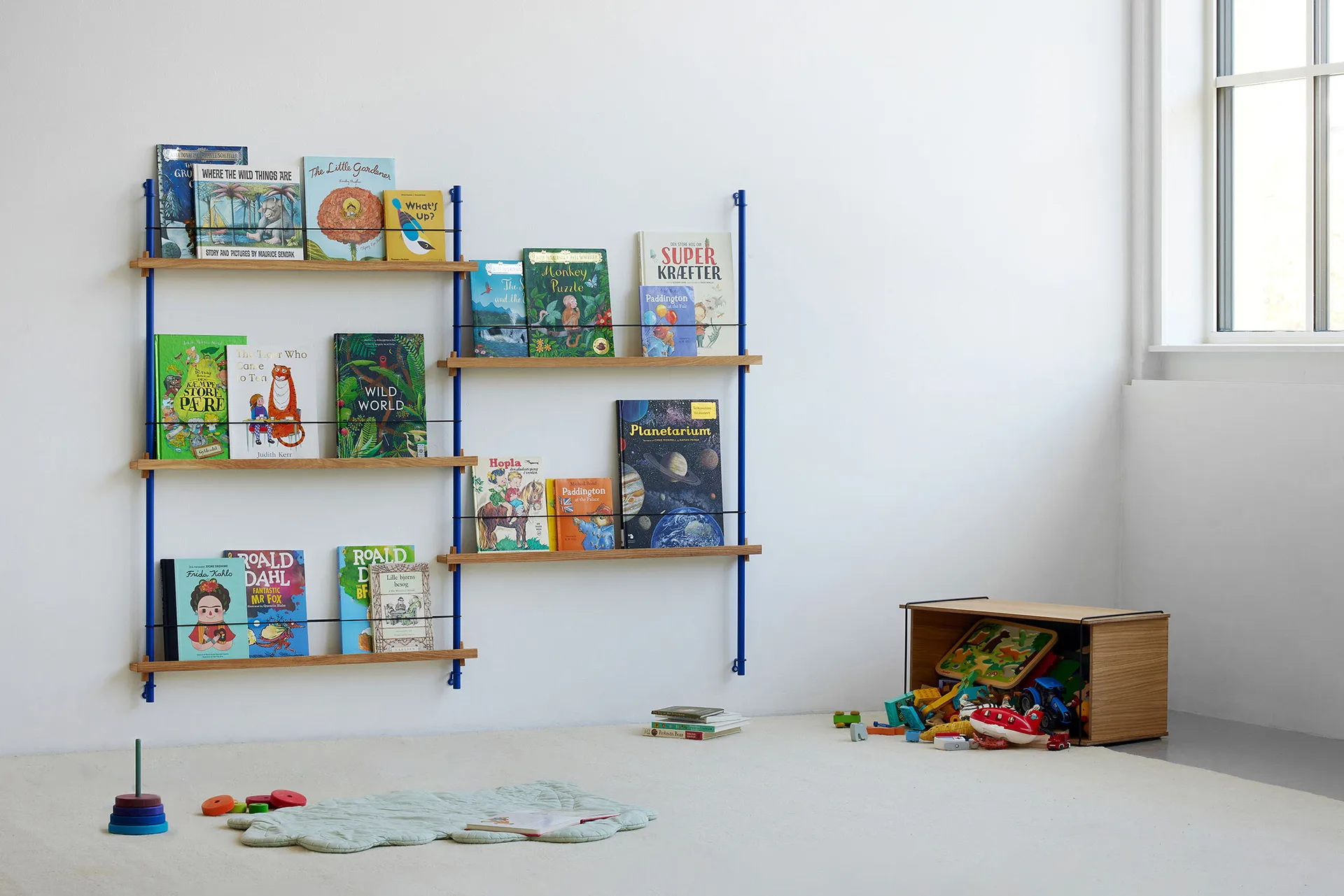 Magazine Shelving tidningsställ, Ek-deep blue, 85x180x7 cm, MS.180.1 MOEBE
