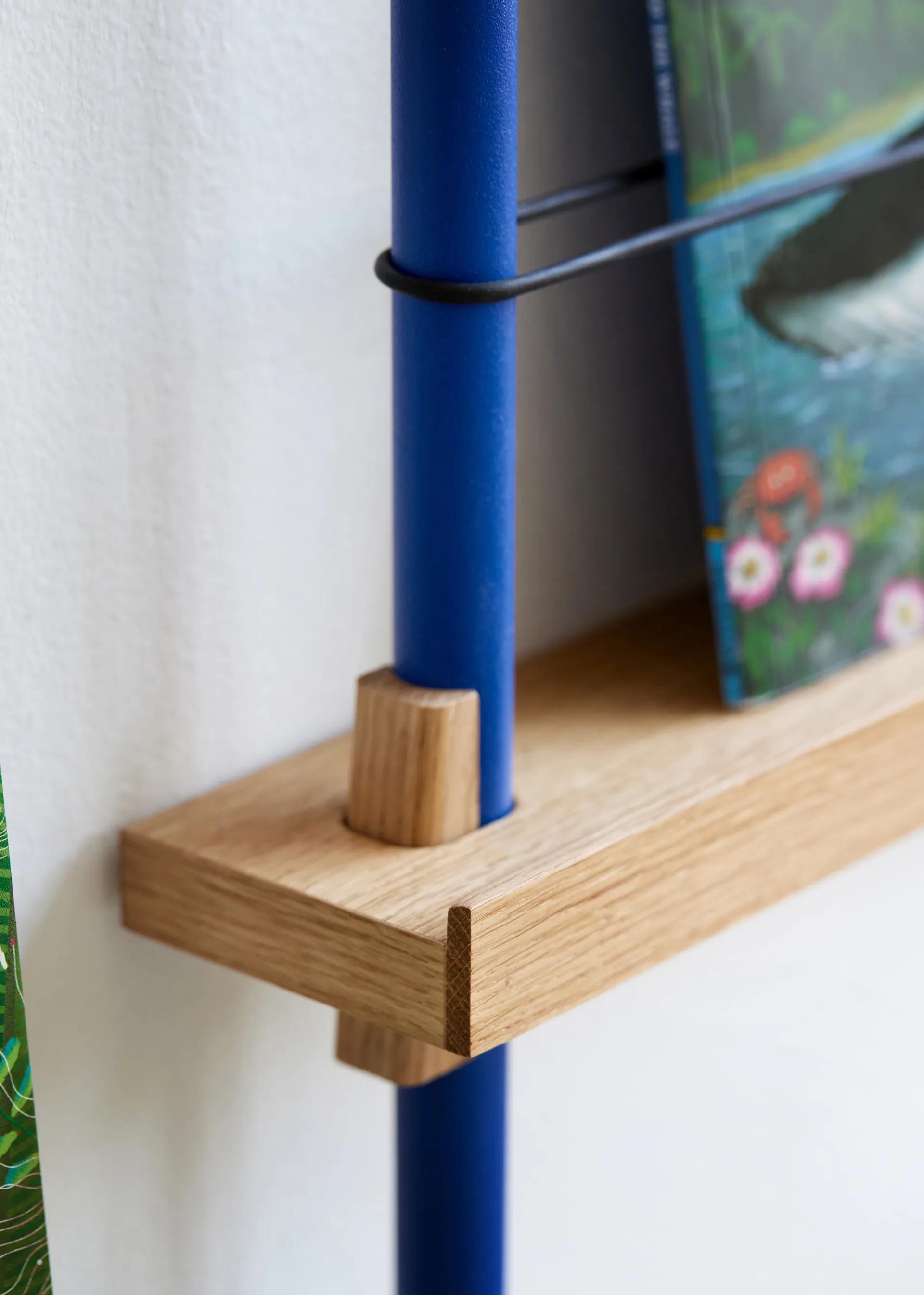 Moebe tidningsställ, Smoked oak-blue MOEBE