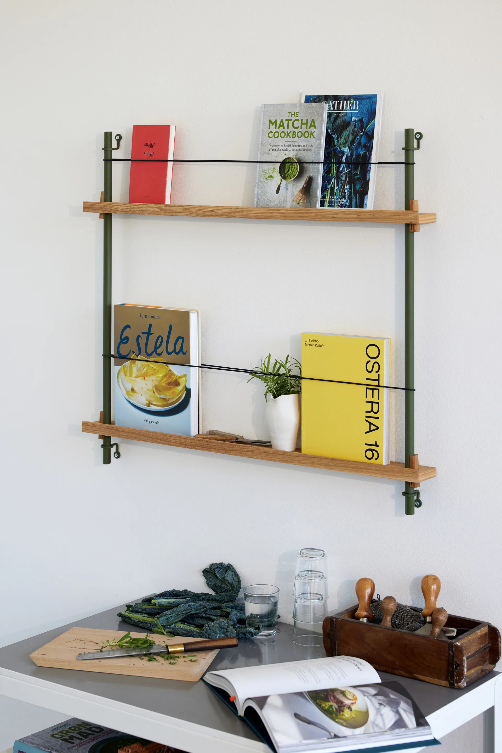 Moebe tidningsställ, Smoked oak-green MOEBE