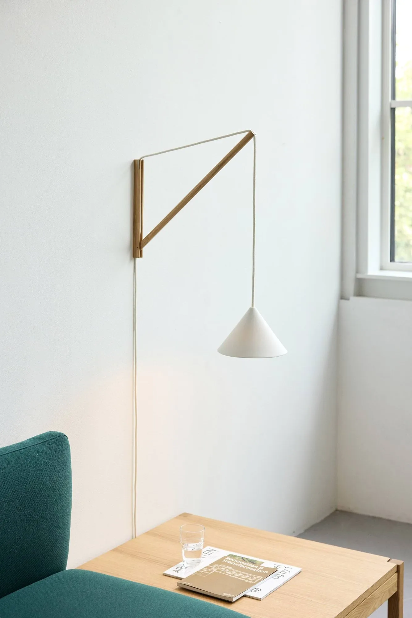 Suspended Wall Lamp vägglampa, Ek-vit MOEBE