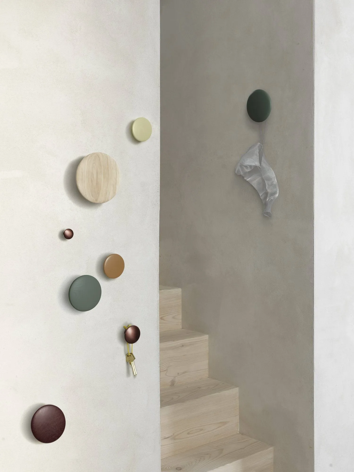 Dots Wood klädkrok, Light olive, Ø13 cm Muuto