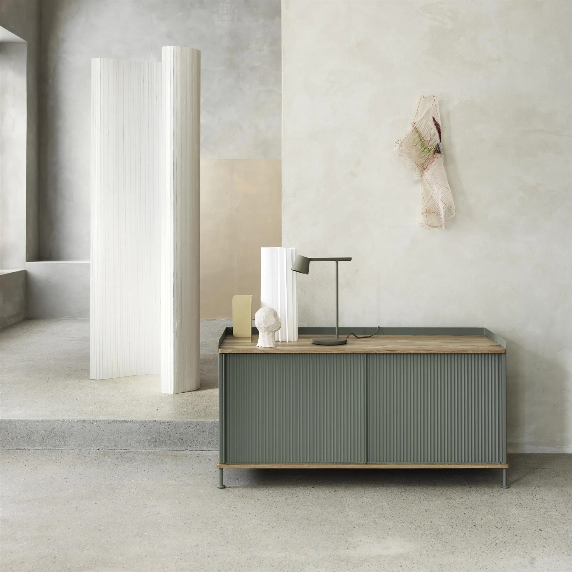 Enfold sidobord lågt 125x45x63 cm, Oak-Dusty green Muuto