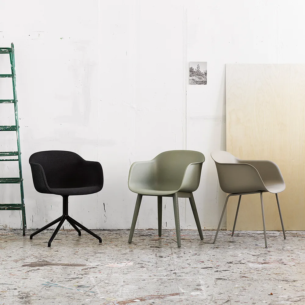 Fiber Karmstol tube base, Refine leather black-Black Muuto