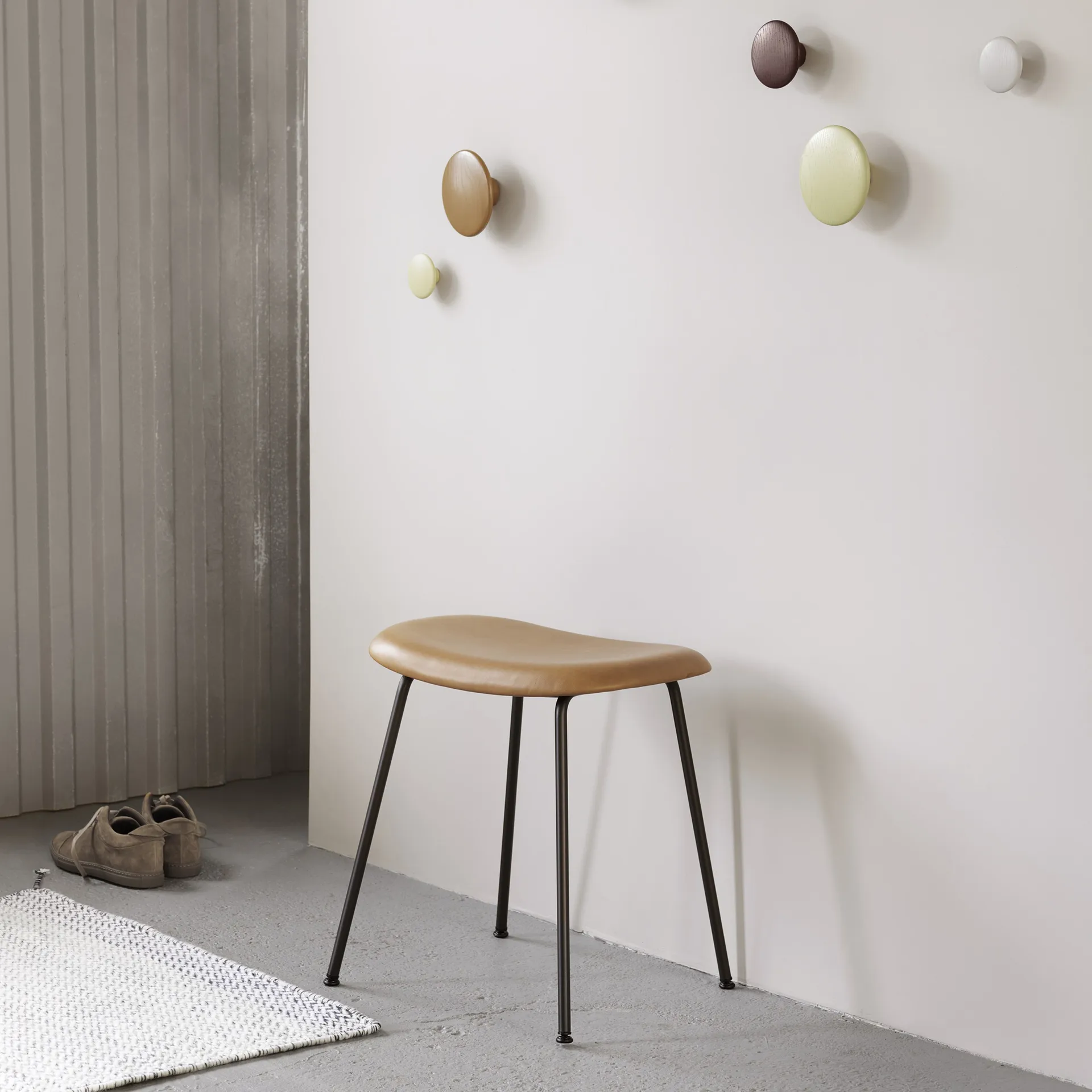 Fiber pall, dusty green, mörkbrunbetsade träben Muuto